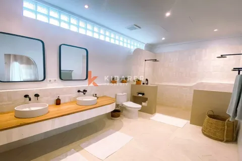 4 bedrooms Villa in South Kuta, Badung, Indonesia No. 11763 14
