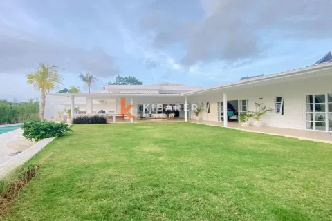 4 bedrooms Villa in South Kuta, Badung, Indonesia No. 11763 4