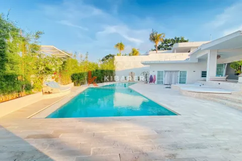 4 bedrooms Villa in South Kuta, Badung, Indonesia No. 11763