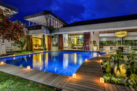 4 bedrooms Villa in Seminyak, Badung, Indonesia No. 951 25