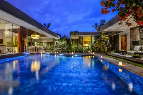 4 bedrooms Villa in Seminyak, Badung, Indonesia No. 951 24
