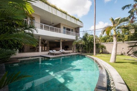 3 bedrooms Villa in Seminyak, Badung, Indonesia No. 1402 5