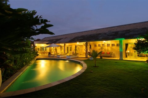 3 bedrooms Villa in Seminyak, Badung, Indonesia No. 1735 2
