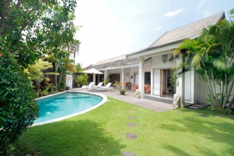 3 bedrooms Villa in Seminyak, Badung, Indonesia No. 1734 2