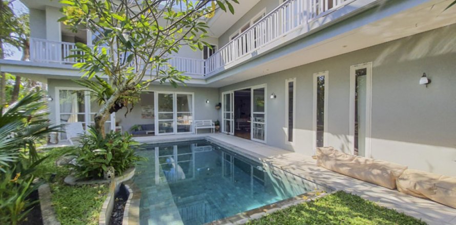 3 bedrooms Villa in Tibubeneng, Badung, Indonesia No. 10955
